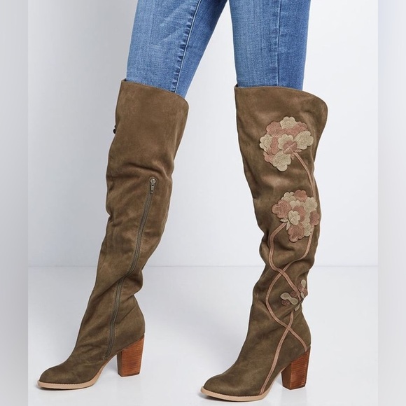 Elegant Floral Embroidered Knee-High Boots - Picture 2 of 10